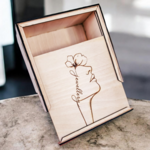 Drewniany organizer na biżuterię i gumki do włosów.